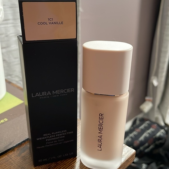 Laura Mercier, real flawless, weightless, perfection foundation - Picture 3 of 3